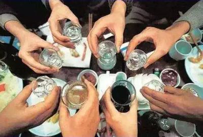 日飲半斤白酒，小伙竟現“女兒身”？揭秘酒精與激素的致命關聯